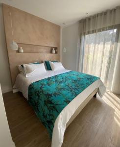 利勒鲁斯Résidence Storia d'Estate的一间卧室配有一张带绿毯的大床