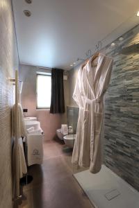 布勒伊-切尔维尼亚Petit Chalet Blanc Cervinia的浴室挂在墙上,有长袍