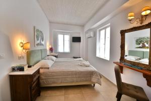 伊兹拉米斯托尔酒店的一间卧室配有一张床和镜子
