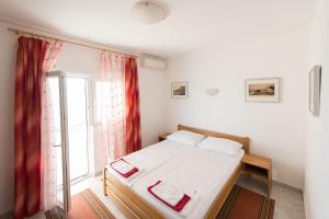 洛克瓦罗戈兹尼察Villa Katarina的一间卧室设有一张床和一个大窗户