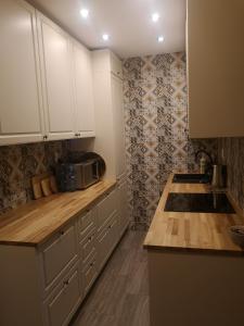 弗瓦迪斯瓦沃沃Apartament z Widokiem的厨房配有白色橱柜和台面