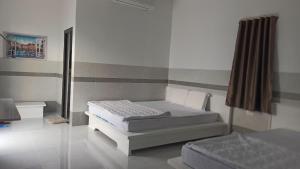 富国Cát Khuê Motel的一间卧室,配有两张床