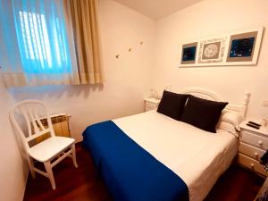 布尔戈斯卡米诺旅馆的一间小卧室,配有一张床和一把椅子