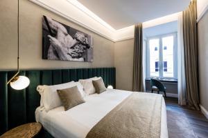 罗马Growel Exclusive Suites San Pietro的一间卧室配有一张大床和绿色床头板