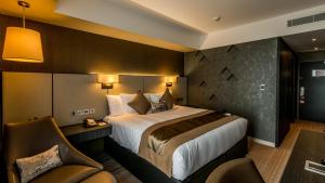 戴斯阿伯丁机场皇冠假日酒店的配有一张床和一把椅子的酒店客房