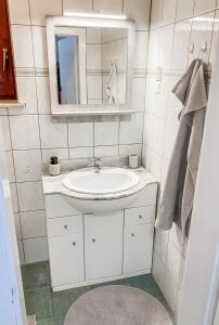马里博尔House Marin - whole house的白色的浴室设有水槽和镜子