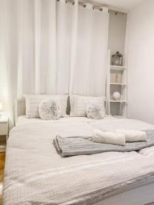 马里博尔House Marin - whole house的卧室配有一张带白色墙壁的大床