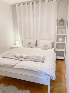 马里博尔House Marin - whole house的一张带两条毛巾的白色床