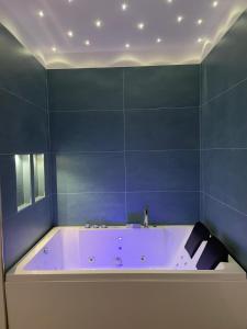 曼弗雷多尼亚Relais del Corso的一间蓝色的浴室,内设浴缸