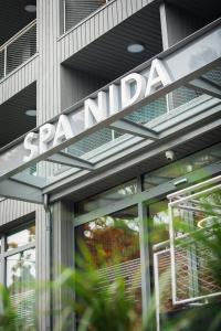 奈达SPA Nida的建筑物一侧的标志