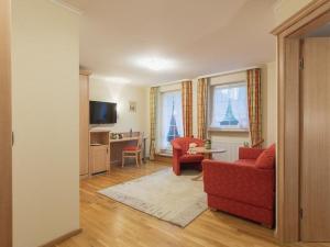 明斯特塔尔贝辰布里克旅馆的客厅配有红色的沙发和桌子