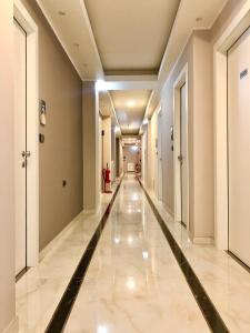 米兰Hotel Folen的走廊在建筑物里,有长长的走廊