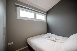 赞德沃特BUDDHA BEACH BUNGALOWS Adults Only的一间小卧室,配有一张带窗户的床