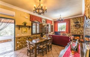 CarcabueyStunning Home In Crdoba With Kitchen的用餐室以及带桌椅的起居室。