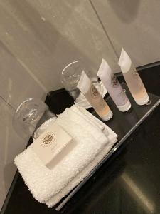 戴斯阿伯丁机场皇冠假日酒店的配有三对产品和毛巾的柜台