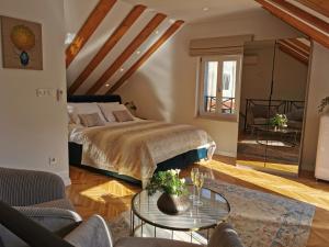 斯普利特Merla Art & Luxury Rooms的一间卧室配有一张床和一张玻璃桌