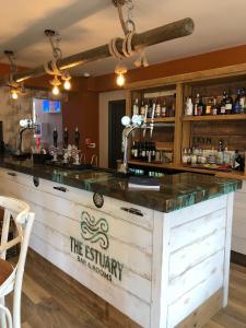 盆克勒伍德The Estuary - A Bar with Rooms的河口酒吧和餐厅的酒吧