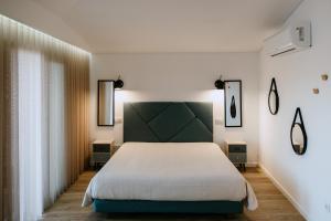 加亚新城Villa Teresa apartamentos的卧室配有一张白色大床和两盏灯。