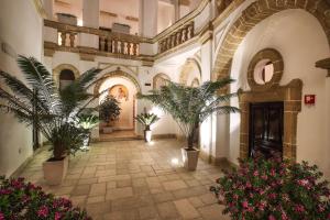 加利波利奥佩斯卡托酒店及餐厅的楼内带有盆栽的走廊