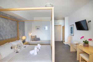 金尼昂蓝色和谐酒店的一间卧室设有一张床和一间客厅。