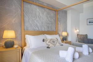 金尼昂蓝色和谐酒店的卧室配有带白色枕头的大床