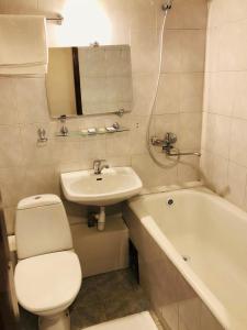 比什凯克Seven Hotel Bishkek的浴室配有卫生间、盥洗盆和浴缸。