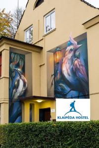 克莱佩达克莱佩达旅馆的一座建筑,旁边是鸟儿画