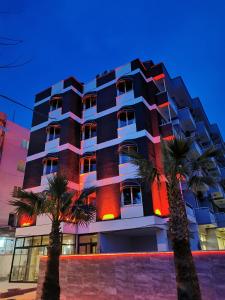 库萨达斯Akman Hotel的一座棕榈树建筑