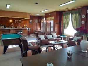 VillahozARCO DE VILLAHOZ的客厅配有台球桌和椅子