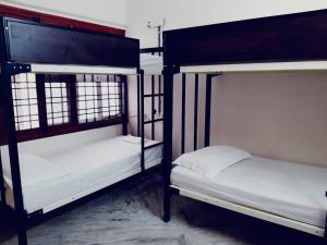 班加罗尔The Hood Hostel的配有两张双层床的客房
