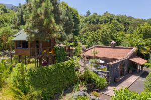 拉奥罗塔瓦La Finca的享有花园房屋的空中景致