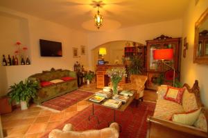 里波斯托托瑞阿奇拉度假酒店的客厅配有沙发和桌子