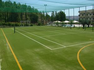 克罗托内Hotel San Giorgio的网球场和2个网球场