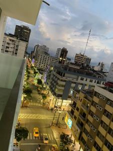 瓜亚基尔NCG SUITE Centro的享有拥有建筑和街道的城市美景