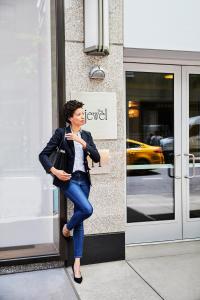 纽约The Jewel Hotel, New York的女人靠在建筑物上