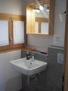 Cabbiolo卡比奥洛中央-艺术旅舍的浴室设有白色水槽和镜子