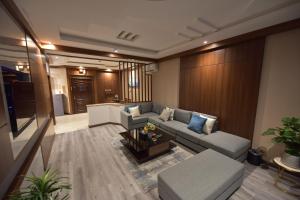 奈季兰Elite Najran的客厅配有沙发和桌子