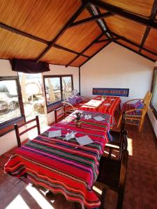 普诺Uros Lake Titicaca Lodge的一间用餐室,在房间内配有桌子