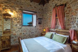 利昂尼迪翁安格拉缇玛酒店的卧室配有白色的床和窗户。