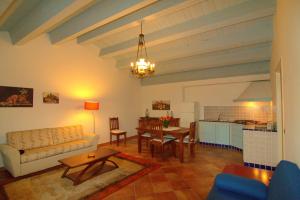 里波斯托托瑞阿奇拉度假酒店的客厅配有沙发和桌子