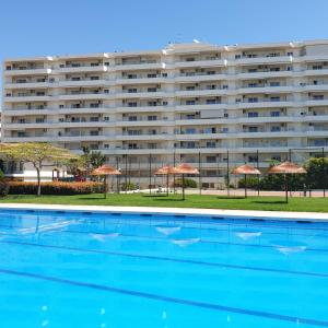 多列毛利诺斯Carihuela Park Palace Studio的大楼前设有大型游泳池的酒店