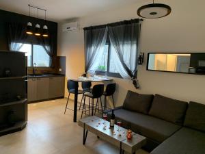 阿拉德Via Arad Apartments的客厅配有沙发和桌子