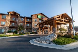 卡斯特Holiday Inn Express & Suites Custer-Mt Rushmore的一座酒店大楼,前面有标志