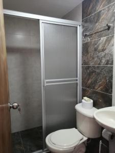 麦德林Apartamento completo medellin的带淋浴、卫生间和盥洗盆的浴室