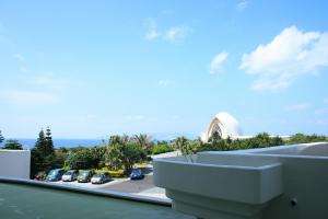恩纳ANA万座海滨洲际酒店的从停车场的阳台上可欣赏到风景