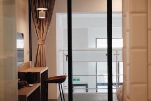 斗六市斗宅旅店的客房设有书桌、椅子和窗户。