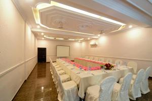 木尔坦Hotel One Lalazar Multan的一间会议室,配有长桌子和椅子