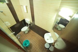 特里凡得琅Hotel Falcon的浴室设有2个卫生间和水槽