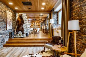 大卡尔洛维采Grandhotel Tatra的餐厅的大堂,墙上挂着熊