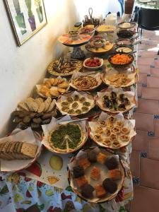 圣帕特雷拉卡拉索玛拉旅馆的一张长桌,上面放着许多盘子的食物